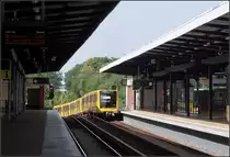 Abstieg nach dem Halt in Wuhletal - 

Ein Kleinprofil-U-Bahnzug der Baureihe IK auf der Großprofil-Linie U5 verlässt in Richtung Alexanderplatz  den U- und S-Bahnhof Wuhletal im Gefälle um unter dem stadtauswärtigen S-Bahngleis hindurch zu tauchen.  Rechts im Schatten ist S-Bahnzug am Bahnsteig zu erkennen.

20.08.2019 (M)