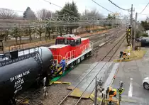 Diesel-Hybridlokomotive HD-300 der japanischen Güterverkehrsgesellschaft JR Freight: Lok HD 300-10 beim Rangieren eines Tankwagenzugs in Minami Matsumoto, 21.März 2019 