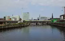 Am 25.08.2019 überquert eine 146 von Metronom die Oberhafenbrücke in Hamburg. Einen krassen Kontrast zu den Neubauten bilden die links sichtbaren Reste des früheren Empfangs-Güterschuppens 4 des ehemaligen Hauptgüterbahnhofes der Hansestadt, wahrscheinlich werden sie bald ebenso wie die anderen Anlagen verschwunden sein...