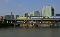 Eine unbekannte 146 von Metronom schiebt am 25.08.2019 ihren RE über die Oberhafenbrücke in Richtung Hamburg Hauptbahnhof. Während im Hintergrund die Neubauten dominieren, hat sich ganz links im Vordergrund ein Stück altes Hamburg erhalten: Das etwas windschiefe Gebäude der  Oberhafen-Kantine  beherbergte eine der früher für den Hamburger Hafen typischen  Kaffeeklappen . Dort konnten die Hafenarbeiter günstig Speisen und Getränke kaufen, die meistens durch eine Klappe gereicht wurden. Sie waren aber auch als sozialer Treffpunkt wichtig. Mit den Hafenarbeitern, die heute durch den Wandel des Transportwesens nicht mehr benötigt werden, verschwanden auch die Kaffeeklappen.