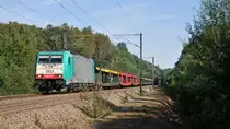 Lineas 186 225 alias 2833 am 31.08.2019 mit einem leeren Autozug im Wald bei Moresnet-Chapelle in Richtung Montzen.