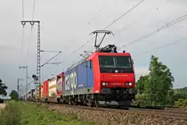 Re 482 030-4 am Nachmittag des 08.06.2018 mit einem Containerzug nördlich von Müllheim (Baden) und fuhr über die Rheintalbahn in Richtung Schweizer Grenze.