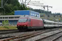 Re 460 085-4 durchfährt den Bahnhof Lausen. Die Aufnahme stammt vom 20.07.2019.