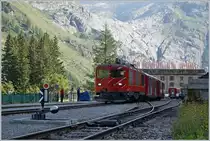 Vom Genfersee der Rhone entlang gefahren, fast bis dort, wo sie entspringt, und dort traf ich im noch schattigen Bahnhof von Gletsch die MGB Dieselloks HGm 4/4 61 (Baujahr 1967), welche den DFB Zug 325 von Realp nach Oberwald bringt.
Über die schöne Diesellok habe ich mir sehr gefreut, sind doch hierzulande von Dieselloks betriebene Reisezüge ziemlich selten.

31. August 2019