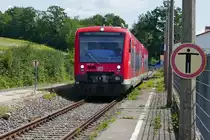 Auf Grund einer Verspätung des Gegenzuges fährt 650 114 und ein weiterer Triebwagen der Baureihe 650 außerplanmäßig auf Gleis 1 in den Bahnhof von Uhldingen-Mühlhofen ein (16.08.2019).