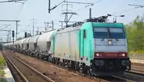 Transchem Sp. z o.o. mit der Alpha Trains  186 135-0  [NVR-Number: 91 80 6186 135-0 D-TM] und Ganzzug Staubgutwagen Richtung Polen am 28.08.19 Bahnhof Flughafen Berlin Schönefeld.