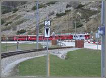 Ein Regionalzug mit Triebwagen 51 n�hert sich der Station Bernina Suot und �berquert davor zum 2.Mal die Berninapassstrasse. Die Holzverkleidungen sch�tzen den Barrierenantrieb vor den grossen Schneemassen, die hier fallen k�nnen. (08.05.2007)