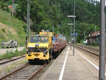 2 Wege Unimog mit 3 Flachwagen im BAnhof Triberg 30.6.07. Dieser Zug soll anscheinend die Tunnels ausbessern