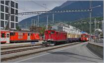 Während der Deh 4/4 54 mit seinem Regionalzug 549 von Andermatt nach Visp Brig verlässt und der Gegenzug nach Fiesch auf die Abfahrt wartet, bildet die historische HGe 4/4 36 mit ihrem Glacier Pullman Express von St. Moritz nach Zermatt einen herrlichen Kontrast.

31. August 2019