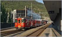 Der MGB Deh 4/4  52  Tujetsch/Sedrun  verlässt mit seinem Regionalzug 218 von Zermatt nach Brig den Bahnhof von Visp. 

31. August 2019