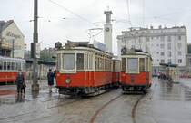 Wien: Die Wiener Straßenbahnen vor 50 Jahren: SL 217 (K 2511) / SL 317 (K 2526) XXI, Floridsdorf, ÖBB-Bahnhof Floridsdorf am 27. August 1969. - Die beiden Triebwagen wurden 1913 von der Grazer Waggonfabrik hergestellt. - Der Platz vor dem Bahnhof hatte damals noch keinen Namen; seit 1975 heißt er Franz-Jonas-Platz, nach dem ehemaligen Bezirksvorsteher von Floridsdorf (1946 - 1951), Bürgermeister von Wien (1951 - 1965) und Bundespräsidenten von Österreich (1965 - 1974) Franz Jonas (1899 - 1974). - Scan eines Farbnegativs. Film: Kodak Kodacolor X. Kamera: Kodak Retina Automatic II. - Kommentar des Fotografen zum Motiv: Am Platz, der sich in der Zwischenheit sehr geändert hat, gibt es noch viel Straßenbahnverkehr. Was mich noch heute ärgert: Ich unterließ es damals, mit den SL 217 und 317 - die ein Jahr später eingestellt wurden - zu fahren und noch einige Fotos von ihnen zu machen! Aber so ein Gefühl haben vielleicht auch andere Bahnfotografen (gehabt)!