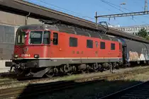 Die Wappen der Re 620.
OHNE WAPPEN - IMMER MEHR Re 620 von SBB CRGO.
Die verschiedenen Wappen gehören zu den Re 620 wie die Butter aufs Brot.
Trotzdem sind auf dem Schweizer Schienennetz in letzter Zeit immer mehr Re 620 ohne Wappen unterwegs.
Für mich stellt sich immer wieder die gleiche Frage:
Werden die Wappen im Auftrag von SBB CARGO oder durch WAPPENSAMMLER entfernt?
Während die am 4. September 2019 bei Deitingen fotografierte Re 620 008-3  Wetzikon  mit einem Kesselwagenzug ohne Wappen in Richtung Westen unterwegs war, präsentierte sich am selben Tag in Gerlafingen wenigstens noch die Re 620 029-9 mit dem Wappen Interlaken im schönsten Sonnenlicht dem Fotografen.
Foto: Walter Ruetsch 