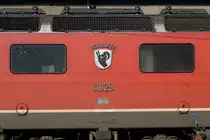 Die Wappen der Re 620.
OHNE WAPPEN - IMMER MEHR Re 620 von SBB CRGO.
Die verschiedenen Wappen gehören zu den Re 620 wie die Butter aufs Brot.
Trotzdem sind auf dem Schweizer Schienennetz in letzter Zeit immer mehr Re 620 ohne Wappen unterwegs.
Für mich stellt sich immer wieder die gleiche Frage:
Werden die Wappen im Auftrag von SBB CARGO oder durch WAPPENSAMMLER entfernt?
Während die am 4. September 2019 bei Deitingen fotografierte Re 620 008-3  Wetzikon  mit einem Kesselwagenzug ohne Wappen in Richtung Westen unterwegs war, präsentierte sich am selben Tag in Gerlafingen wenigstens noch die Re 620 029-9 mit dem Wappen Interlaken im schönsten Sonnenlicht dem Fotografen.
Foto: Walter Ruetsch 