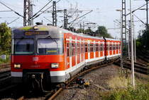 420 422 hat in Langenfeld im Zwischengleis gewendet und tritt die Rückfahrt als S 68 nach Düsseldorf Hbf an, am späten Freitagnachmittag (6.9.19) leider nur als  Kurzzug .