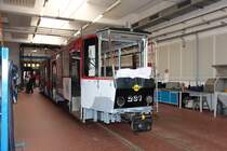 Zur Besichtigung waren, am Tag der offenen Tür im Bh der PSB, ebenfalls die Werkstatthallen freigegeben, hier befand sich am 07.09.2019 Tw 231 (ČKD, Bauj. 1988) in Aufarbeitung. 