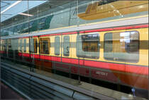 Komplexe Speigelung -

Wir sitzen in einem Stadler Kiss-Triebzug und blicken durch eine Glaswand auf eine daneben stehende S-Bahn. In der geneigten Glaswand spiegelt sich der Doppelstockwagen. Zusätzlich spiegelt er sich noch in den Fenster der S-Bahn, so ist die Doppeltüre des Stadler Kiss gleich zweimal zu sehen.

Aufgenommen in Berlin-Ostkreuz, unser Zug nach Cottbus stand dort auf Gleis 13.

21.08.2019 (M)