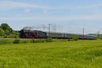 Die Dampflokomotive 001 180-9 zog einen Sonderzug nach Nördlingen, so gesehen Anfang Juni 2019 in der Nähe von Hoppingen.