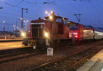 Am 28.12.2011 ist 363 692 im Heilbronner Hbf damit beschäftigt 146 21X mitsamt Dostogarnitur in die Abstellgruppe zu rangieren. 
