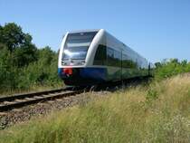 Zwischen dem Seebad Heringsdorf und Gothen l�sst sich am 19.07.2006 dieses Doppelgespann der UBB-GTW 2/6 ablichten. Leider sind uns die Nummern unbekannt geblieben.