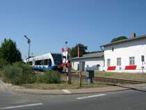 Nur die Z�ge haben sich ge�ndert! Die Bahn�bergangssicherung an der Dorfstra�e in Bansin und auch das Ausfahrsignal haben noch den Charme der guten alten Deutschen Reichsbahn. Bansin Seebad 19.07.2006