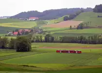 BIPPERLISI.
Die ersten drei neuen Niederflurzüge  STAR  (Schmalspur Triebzug für anspruchsvollen Regionalverkehr) kamen im Sommer 2008 in Betrieb. 
Mit den den Be 4/8 110-112 konnte das Rollmaterial aus den Jahren 1965/66 teilweise abgelöst werden.
Die Probefahrten fanden auf dem fotogenen und inzwischen zurückgebauten Streckenabschnitt St. Urban Ziegelei-Melchnau statt.
Die Aufnahmen mit dem Be 4/8 110 entstanden am 20. Mai 2008. 
Foto: Walter Ruetsch  