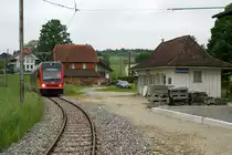 BIPPERLISI.
Die ersten drei neuen Niederflurzüge  STAR  (Schmalspur Triebzug für anspruchsvollen Regionalverkehr) kamen im Sommer 2008 in Betrieb. 
Mit den den Be 4/8 110-112 konnte das Rollmaterial aus den Jahren 1965/66 teilweise abgelöst werden.
Die Probefahrten fanden auf dem fotogenen und inzwischen zurückgebauten Streckenabschnitt St. Urban Ziegelei-Melchnau statt.
Die Aufnahmen mit dem Be 4/8 110 entstanden am 20. Mai 2008. 
Foto: Walter Ruetsch  