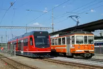BIPPERLISI.
Die ersten drei neuen Niederflurzüge  STAR  (Schmalspur Triebzug für anspruchsvollen Regionalverkehr) kamen im Sommer 2008 in Betrieb. 
Mit den den Be 4/8 110-112 konnte das Rollmaterial aus den Jahren 1965/66 teilweise abgelöst werden.
Der Be 4/8 110 wurde am 13. Mai 2008 nach Langenthal überführt.
Erste Begegnung im Bahnhof Langenthal mit dem Be 4/4 303  SOLOTHURN . 
Foto: Walter Ruetsch  