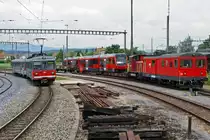 BIPPERLISI.
Die ersten drei neuen Niederflurzüge  STAR  (Schmalspur Triebzug für anspruchsvollen Regionalverkehr) kamen im Sommer 2008 in Betrieb. 
Mit den den Be 4/8 110-112 konnte das Rollmaterial aus den Jahren 1965/66 teilweise abgelöst werden.
Mit dem CJ De 4/4 587-111-6 wurde der Be 4/8 111 am 30. Mai 2008 nach Langenthal überführt. Kurz nach der Ankunft beim Depot Langenthal kam es zur ersten Begegnung mit dem Be 4/4 304  WIEDLISBACH  der sich auf der Fahrt nach St. Urban Ziegelei befand.
Als Bildlieferant für drei ASm Bücher wurde mir der Fotostandort bewilligt.
Foto: Walter Ruetsch  