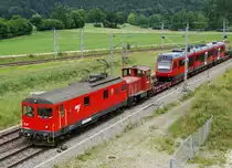 BIPPERLISI.
Die ersten drei neuen Niederflurzüge  STAR  (Schmalspur Triebzug für anspruchsvollen Regionalverkehr) kamen im Sommer 2008 in Betrieb. 
Mit den den Be 4/8 110-112 konnte das Rollmaterial aus den Jahren 1965/66 teilweise abgelöst werden.
Mit dem CJ De 4/4 587-111-6 wurde der Be 4/8 111 am 30. Mai 2008 nach Langenthal überführt. Verewigt wurde der seltene Bahntransport bei Roggwil.
Foto: Walter Ruetsch    