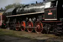 Blick auf das Triebwerk der 475 179 , die Lok wird gerade bekohlt. 08.09.2019 09:31 Uhr in Ceska Lipa.
