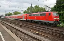 111 119 schiebt am Morgen des 28.05.2019 den RE1 (RE10171)  Nordrhein-Westfalen-Express  von Aachen Hauptbahnhof nach Düsseldorf Hauptbahnhof in Köln Messe/Deutz.