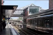 Gesundbrunnen, das Berliner Nordkreuz -

Hier kreuzen sich die Strecken zwar nicht übereinander, wie an den drei anderen Bahnhöfen West, Süd- und Ostkreuz, sondern nebeneinander, aber dennoch würde Nordkreuz schon auch passen. Es gibt hier sehr wohl eine Apotheke namens Nordkreuz.

Das Heranführen alle Gleise in den Bahnhof und dem Gleisdreieck im Osten führt auf beiden Seiten zu einer Vielzahl an Überwerfungsbauwerken und machen dadurch die Gleisanlagen sehr spannend. 

Hier der S-Bahn-Bereich mit den Gleisen 2 und 3. Im Hintergrund eines der Überwerfungsbauwerke.

21.08.2019 (M)