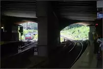 Tunnelcharakter -

Der westliche Bahnsteigbereich des Bahnhofes Berlin-Gesundbrunnen ist überdeckt. Wie aus einem Tunnel blickt man ins Freie. Der einfahrende S-Bahnzug kommt vom Bahnhof Humboldthain und verlässt gerade einen kurzen Tunnel unter den Fern- und Regionalbahngleisen.

21.08.2019 (M)
