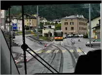 Ortsdurchfahrt San Antonio zwischen Li Curt und Poschiavo. Foto aus dem Passagierabteil des ABe 8/12 3514. (06.09.2019)