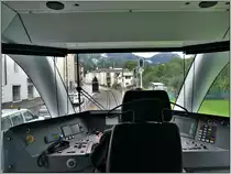 Ortsdurchfahrt San Antonio zwischen Li Curt und Poschiavo. Foto aus dem Passagierabteil des ABe 8/12 3514. Alle Allegras verfügen beidseits über Abteile 1.Klasse von denen aus die Strecke und die Führerstände frei einsichtbar sind, was auch täglich hundertfach benützt wird. (06.09.2019)