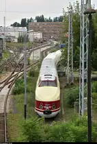 675 015 (175 015-7 | DR VT 18.16) der BSW Freizeitgruppe SVT 175 Berlin-Lichtenberg ist im Bahnhof Berlin-Lichtenberg dauerhaft abgestellt.
Aufgenommen von der Brücke der B 1.
[19.7.2019 | 14:48 Uhr]