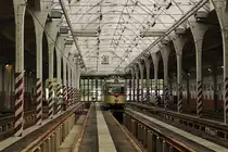 Am  Tag des offenen Denkmals  (08.09.2019) öffnete der frühere Rheinbahn-Betriebshof  Am Steinberg  seine Pforten für Besucher, die dort die umfangreiche historische Straßenbahnsammlung der Rheinbahn und des Vereins  Linie D  besichtigen konnten. Etwas verloren präsentierte sich in einer der Hallen der Achtachser 2151, der z. Zt. aufgearbeitet wird. Dafür kommt so die Architektur des 1908 gebauten Betriebshofes zur Geltung. Zum Zeitpunkt der Eröffnung galt der in Spannbetonweise errichtete Bau mit seinen lichtdurchfluteten Dächern und zierlichen Spitzbögen als hochmodern. Heute steht er unter Denkmalschutz und soll (hoffentlich bald !) die historischen Straßenbahnen beheimaten.