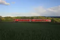Am 16.05.2012 fährt 628/928 587 als RB Öhringen-Hessental bei Öhringen-Eckartsweiler seinem ersten Halt Neuenstein entgegen. 
