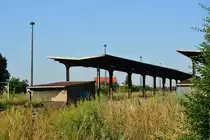 Blick auf die leeren verwaisten Bahnsteige in Blumenberg. Seit Dezember 2018 ist der Halt aufgegeben und das Bahnsteig Inventar wurde komplett abgebaut. Mit der Streckenertüchtigung auf 120km/h 2021 werden die Bahnsteige abgerissen und der Bahnhof auf ESTW umgebaut. 

Blumenberg 25.07.2019