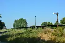 Blick über den Bahnhof Blumenberg. Einst ein Knotenpunkt mit 4 Strecken dient Blumenberg heute lediglich der Zugkreuzung. Mit der Streckenertüchtigung auf 120km/h 2021 werden die Bahnsteige abgerissen und der Bahnhof auf ESTW umgebaut. 

Blumenberg 25.07.2019