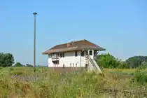 Blick auf das Stellwerk B2 Bmi in Blumenberg. Hier befindet sich der Fahrdienstleiter, er gibt nur noch die Befehle an die beiden Wärter ab und hat selbst keine Signale mehr. Ausgestattet sind die Stellwerke mit der seltenen Sicherungstechnik mechanisch, Bauform Zimmermann& Buchloe. Mit der Streckenertüchtigung auf 120km/h 2021 werden die Bahnsteige abgerissen und der Bahnhof auf ESTW umgebaut. 

Blumenberg 25.07.2019

