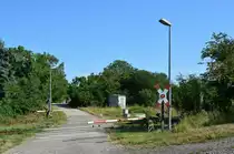 Dieser Bahnübergang ist eine echte Rarität. Dieser Bahnübergang hat noch mechanische Halbschranken und wird von Blumenberg ferngesteuert. Mit der Streckenertüchtigung auf 120km/h und dem Umbau des Bahnhofs Blumenberg auf ESTW wird dieser Bahnübergang auch durch eine moderne Anlage ersetzt.

Bottmersleben 25.07.2019