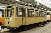 Ein weiteres Ausstellungsstück am  Tag des offenen Denkmals  am 08.09.2019 war der Meterspurtriebwagen 119, der 1936 für das  Benrather Netz  mit den Linien O nach Solingen-Ohligs und V nach Wuppertal-Vohwinkel gebaut wurde. Nach der Stilllegung 1961/62 wurde er gemeinsam mit vier weiteren Triebwagen nach Österreich an Stern & Hafferl für den Einsatz im Salzkammergut verkauft. Dort stand er bis 2000 im Einsatz. Im Gegensatz zu den anderen Triebwagen behielt er seinen mittigen Scheinwerfer, auch ein Grund, gerade dieses Fahrzeug zurückzukaufen. Bereits bei der Herstellung war eine mögliche Umspurung auf Normalspur vorgesehen. Hier präsentiert er sich bereits mit Normalspurdrehgestell. Aber es wird noch eine Menge Arbeit (und Geld !) notwendig sein, bis er (hoffentlich) eines Tages auf dem Düsseldorfer Straßenbahnnetz verkehren wird. Zum Vergleich ein Bild aus dem August 1987 im Bahnhof Attersee: http://bahnbilder.de/bild/oesterreich~unternehmen~stern-hafferl/797942/et-26-106-im-august-1987.html