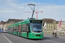 Be 6/8 Combino 303, auf der Linie 8, überquert die Mittlere Rheinbrücke. Die Aufnahme stammt vom 27.07.2019.