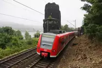 425 057/557 passiert als RB 27 am verregneten 28.07.2019 den nördlichen Rest der Brücke von Remagen.