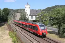 442 205/705  Ürzig  durchfährt am 29.07.19 eine der wohl schönsten Kulissen an der Mosel; das Schloss von der Leyen bei Kobern-Gondorf.