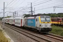 SNCB 1875 durchfährt am 01.08.19 den Ort Stockem mit Personenzug richtung Arlon.