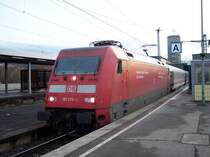 101 119 am 28.12.2003 abfahrbereit im Stuttgarter Hbf. Die Lok tr�gt eine Eigenwerbung der DB f�r ihre Fahrpreise.