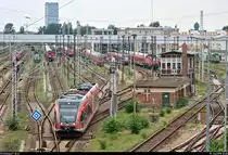 Nachschuss auf 646 ??? (Stadler GTW 2/6) von DB Regio Nordost, der in die Abstellgruppe des Bahnhofs Berlin-Lichtenberg fährt.
Daneben befindet sich das elektromechanische Stellwerk  R8 , Bauart 1912 von Siemens&Halske, des Weichenwärters (Ww) der Abstellgruppe.
Aufgenommen von der Brücke der B 1.
[19.7.2019 | 14:48 Uhr]