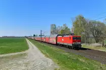 143 344 mit einem Autozug am 17.04.2019 bei Woltorf. 